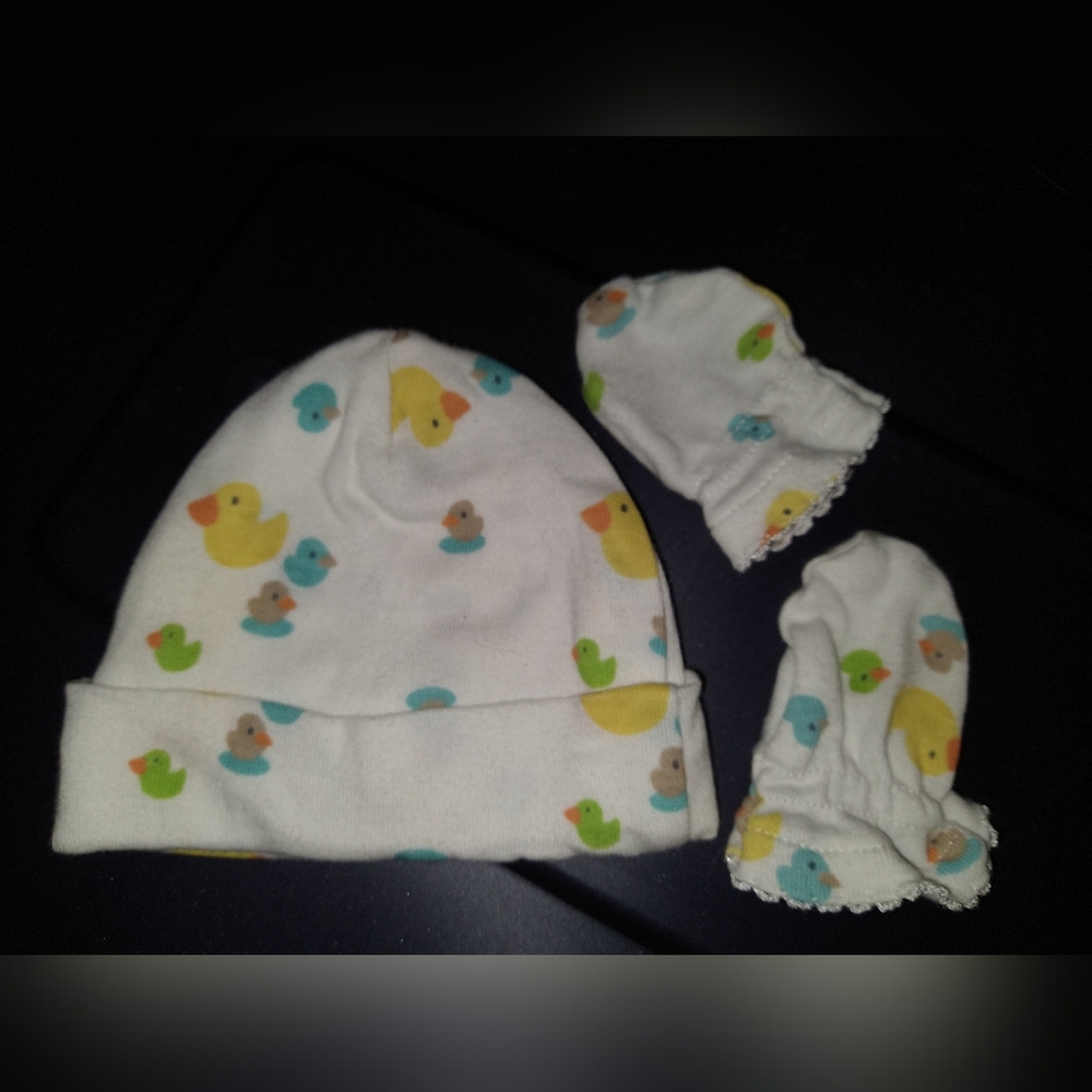 Gender neutral Gerber newborn 0-6mo duck baby hat and mittens set